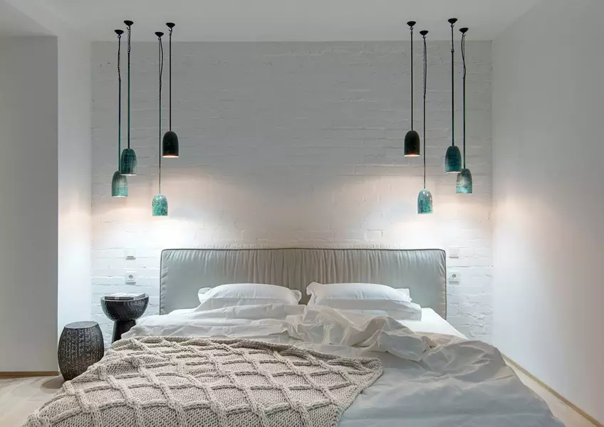 Blaker in de slaapkamer boven het bed (54 foto's): moderne wandlampen. Wat is de hoogte van hen om ze op te hangen? Juiste installatie van suspensies 21303_43