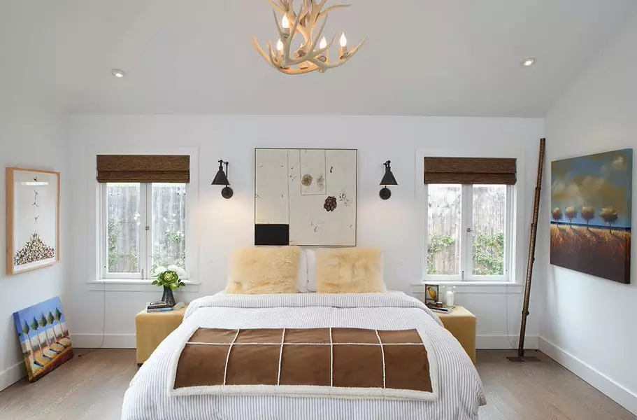 Rov v spalnici nad posteljo (54 fotografij): moderne stenske svetilke. Kakšna je višina od njih, da jih obesite? Pravilna namestitev suspenzij 21303_44