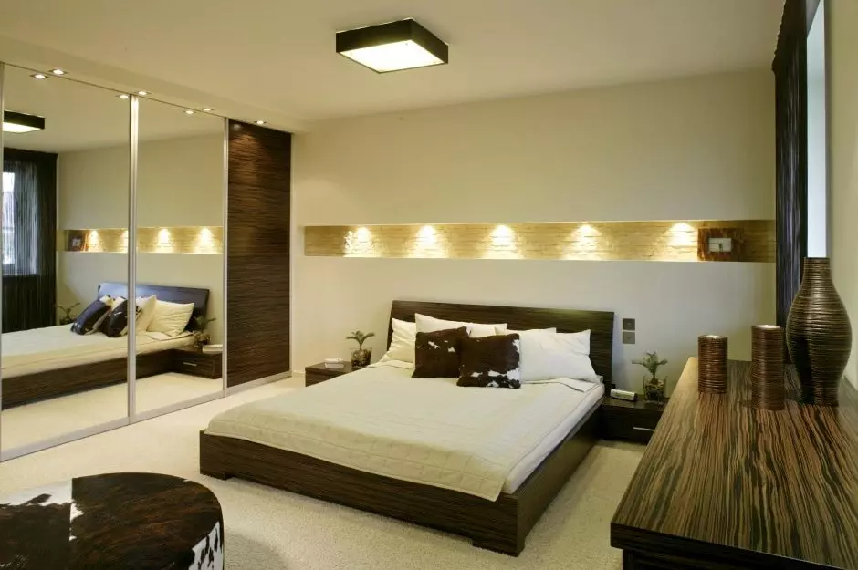 Rov v spalnici nad posteljo (54 fotografij): moderne stenske svetilke. Kakšna je višina od njih, da jih obesite? Pravilna namestitev suspenzij 21303_46