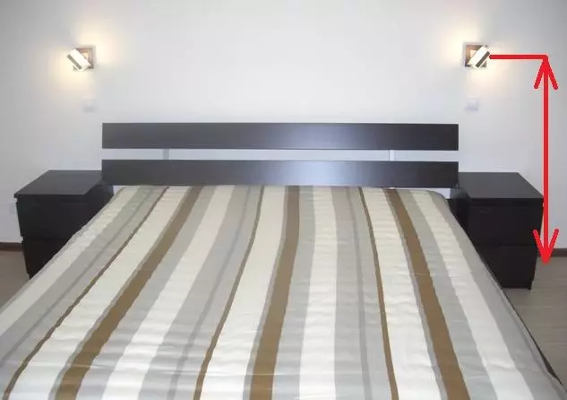 Blaker in de slaapkamer boven het bed (54 foto's): moderne wandlampen. Wat is de hoogte van hen om ze op te hangen? Juiste installatie van suspensies 21303_48
