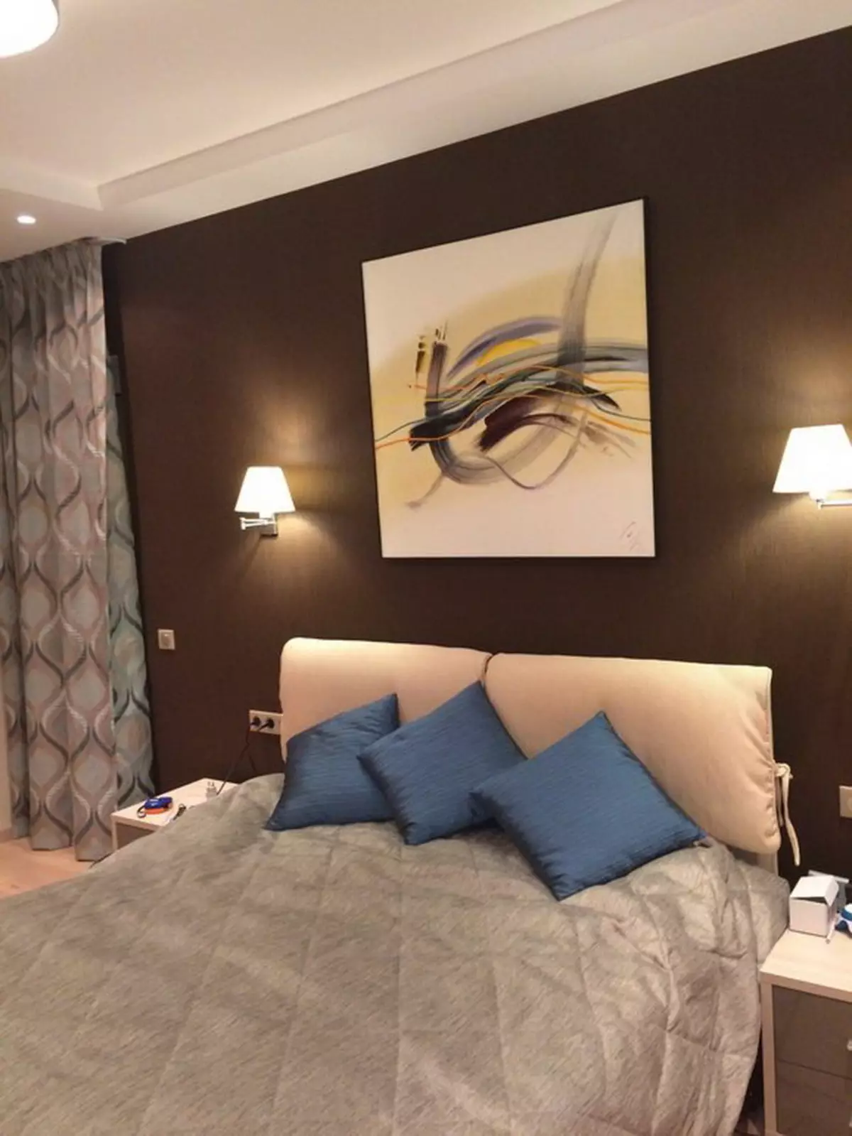 Blaker in de slaapkamer boven het bed (54 foto's): moderne wandlampen. Wat is de hoogte van hen om ze op te hangen? Juiste installatie van suspensies 21303_8