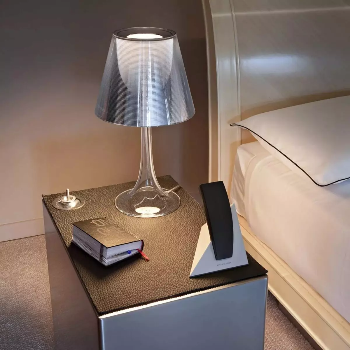 Llums de dormitori (55 fotos): models d'escriptori i fons de pantalla de penjoll a la paret, instruments de nit elegants per a la lectura i les lluminàries modernes en cables 21304_37
