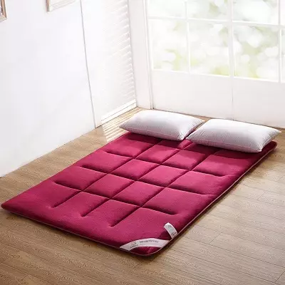 Dyshek për gjumë në dysheme: dyshekë në natyrë japoneze në vend të shtretërve për mysafirët, modelet e larta dhe të tjera, shembuj në brendësi 21322_16