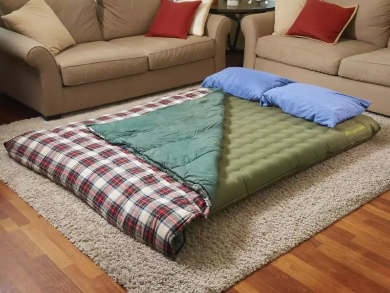 Dyshek për gjumë në dysheme: dyshekë në natyrë japoneze në vend të shtretërve për mysafirët, modelet e larta dhe të tjera, shembuj në brendësi 21322_2
