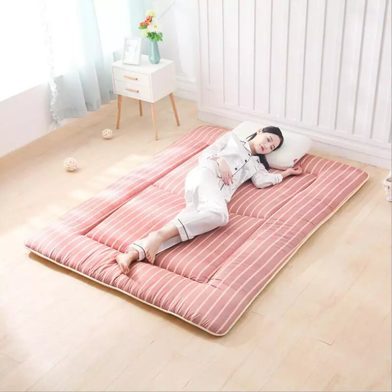 Dyshek për gjumë në dysheme: dyshekë në natyrë japoneze në vend të shtretërve për mysafirët, modelet e larta dhe të tjera, shembuj në brendësi 21322_20