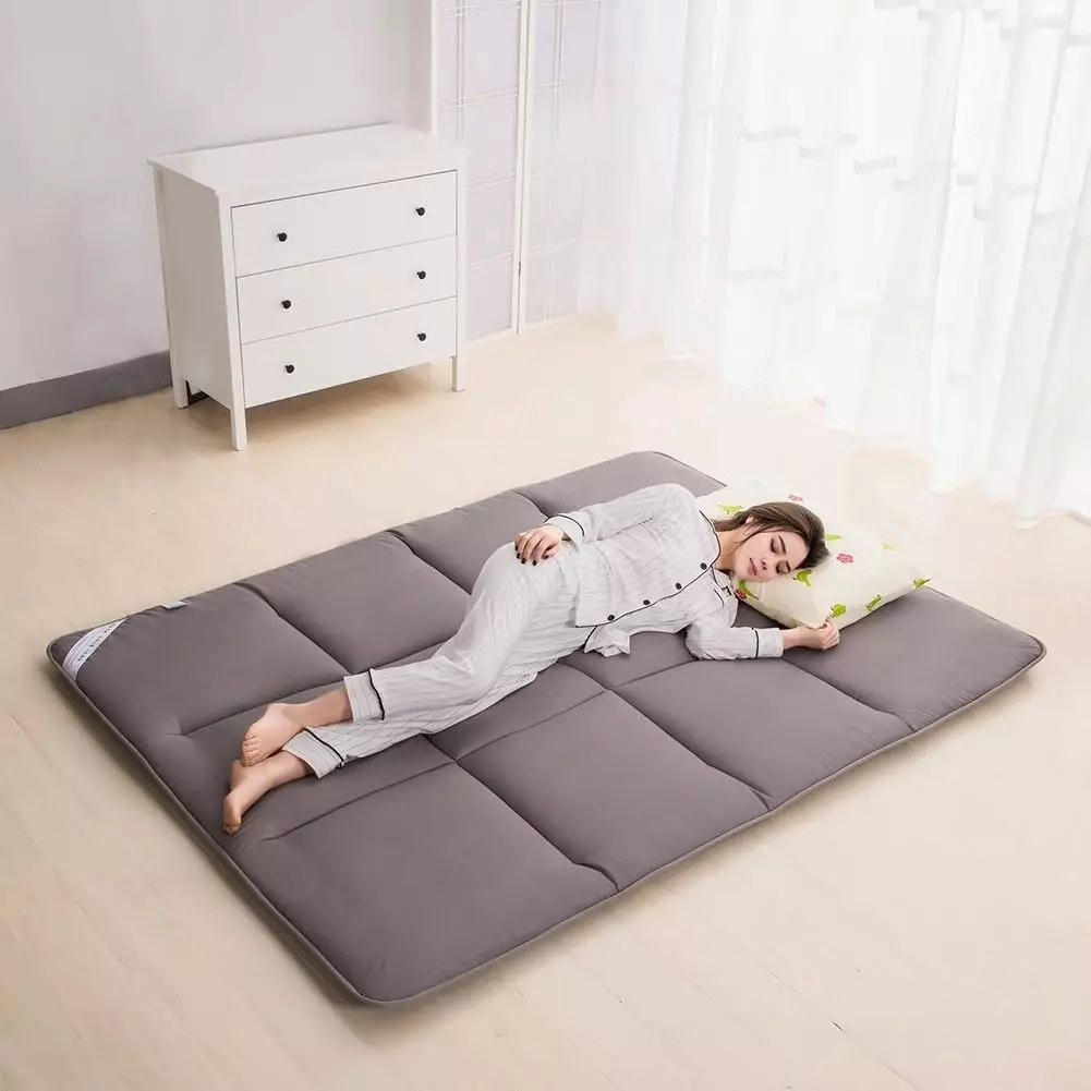 Dyshek për gjumë në dysheme: dyshekë në natyrë japoneze në vend të shtretërve për mysafirët, modelet e larta dhe të tjera, shembuj në brendësi 21322_21