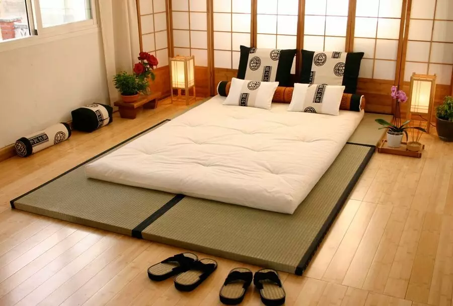 Dyshek për gjumë në dysheme: dyshekë në natyrë japoneze në vend të shtretërve për mysafirët, modelet e larta dhe të tjera, shembuj në brendësi 21322_36