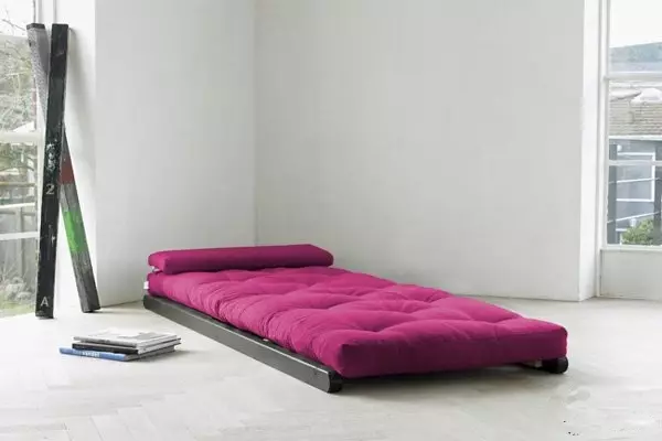 Dyshek për gjumë në dysheme: dyshekë në natyrë japoneze në vend të shtretërve për mysafirët, modelet e larta dhe të tjera, shembuj në brendësi 21322_9