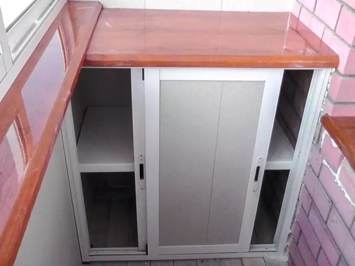 O gabinete de varanda (43 fotos): Como escolher built-in mesas de cabeceira de plástico e de forro para o armazenamento de vegetais? 21350_35