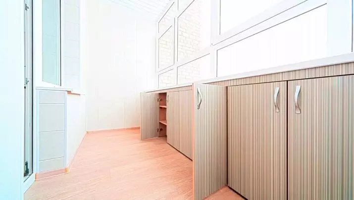 O gabinete de varanda (43 fotos): Como escolher built-in mesas de cabeceira de plástico e de forro para o armazenamento de vegetais? 21350_38