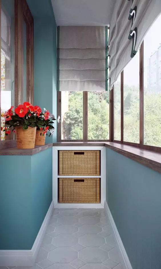 Balkónová skrinka (43 fotografií): Ako si vybrať vstavané plastové nočné stolíky a z podšívky na uskladnenie zeleniny? 21350_43