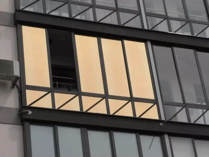 Балкон Toning (32 снимки): Характеристики на затъмнени стъкла на огледало и други тониране филм на лоджия 21353_15