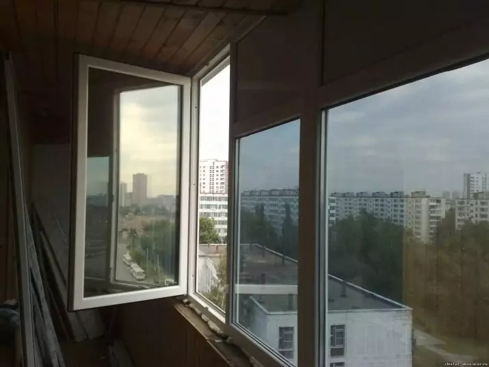 Balcony Toning (32 Mga Litrato): Mga Tinangkahan sa Tinted Windows of Mirror ug Uban pang Tinting Film sa loggia 21353_16