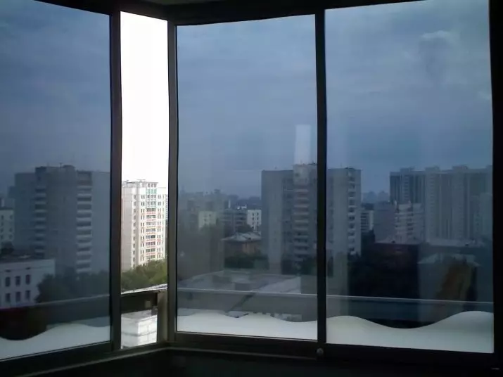 Balcony Toning (32 Mga Litrato): Mga Tinangkahan sa Tinted Windows of Mirror ug Uban pang Tinting Film sa loggia 21353_17
