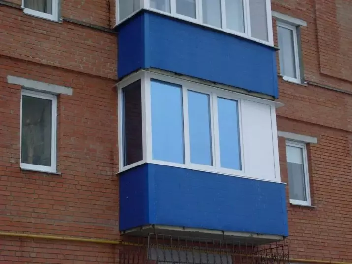 Balcony toning (32 Hoto): fasali na windows na windows na madubi da sauran fim na tinting akan loggia 21353_18