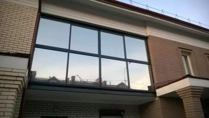 Balkón Toning (32 fotografií): Vlastnosti tónovaných okien zrkadla a iného tónovacieho filmu na lodžii 21353_19