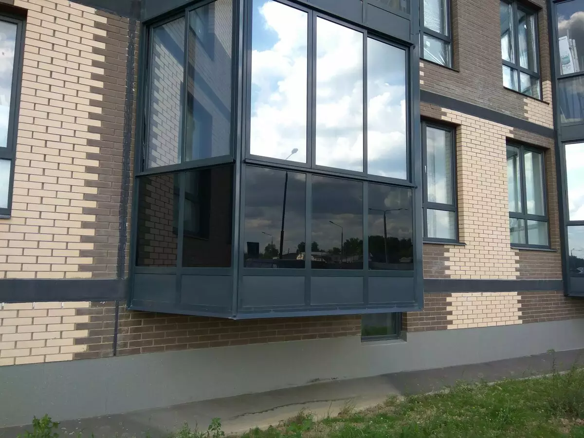 Balcony Toning (32 Mga Litrato): Mga Tinangkahan sa Tinted Windows of Mirror ug Uban pang Tinting Film sa loggia 21353_2