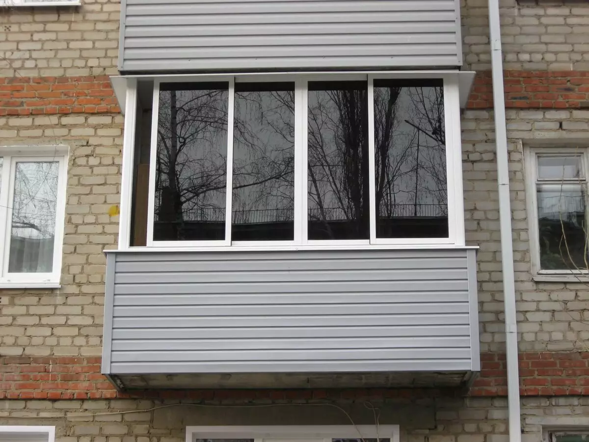 Balkon toning (32 foto's): Kenmerken van getinte ramen van spiegel en andere tintfolie op loggia 21353_3