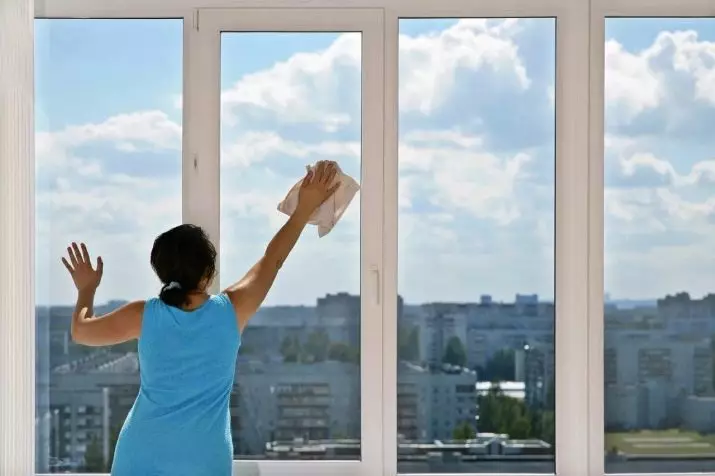 Balcony toning (32 Hoto): fasali na windows na windows na madubi da sauran fim na tinting akan loggia 21353_32