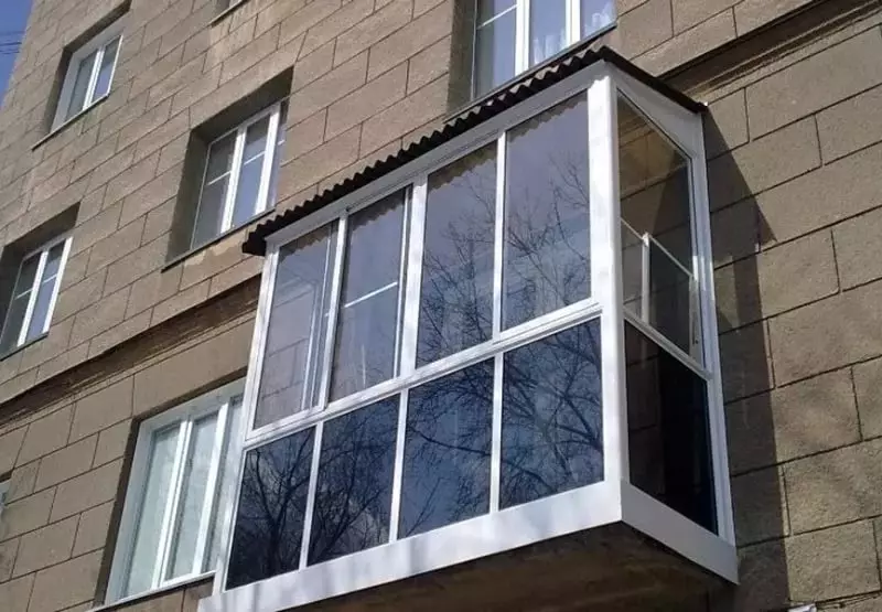 Balkoni Toning (32 foto): Fitur windows windows of cermin lan film tinting liyane ing loggia 21353_8