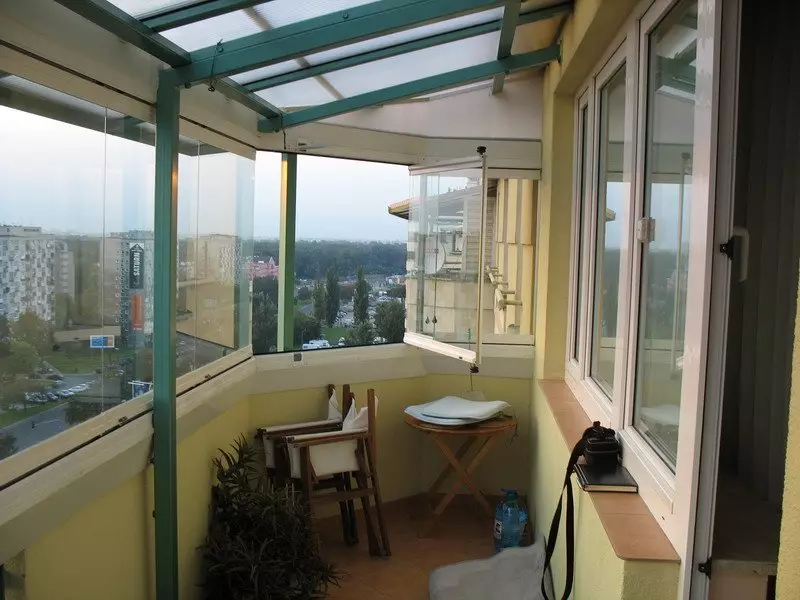 Glazur bingkai balkon (32 foto): Pro dan kontra balkon kaca tanpa bingkai. Fitur Teknologi 21355_10