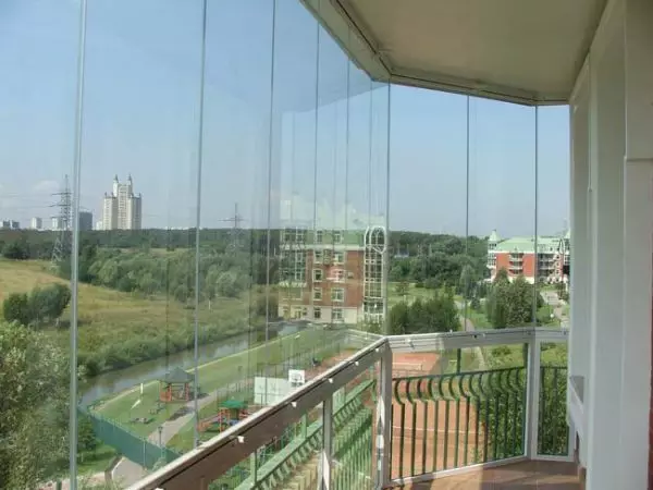 Bezrámové zasklení balkonů (32 photos): Pros a nevýhody zasklívacích balkonů bez rámů. Vlastnosti technologie 21355_11