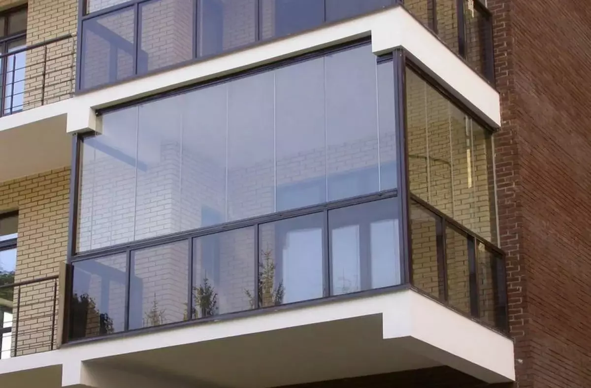 Glazur bingkai balkon (32 foto): Pro dan kontra balkon kaca tanpa bingkai. Fitur Teknologi 21355_14