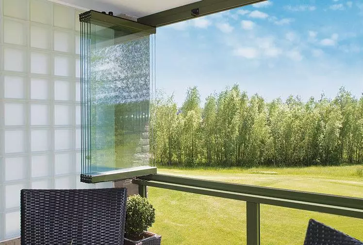 Frameless gwydr balconïau (lluniau 32): manteision ac anfanteision gwydro balconïau heb fframiau. Nodweddion technoleg 21355_15