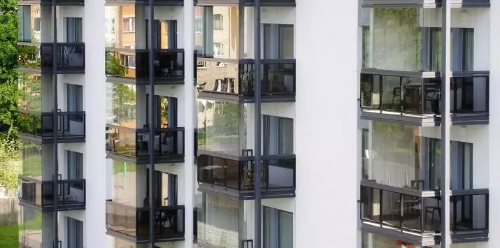 Balkonning famillamaydigan mozaikasi (32 fotosurat): ramkasiz sirli balkonlarning ijobiy va salbiy tomonlari. Texnologiya xususiyatlari 21355_17