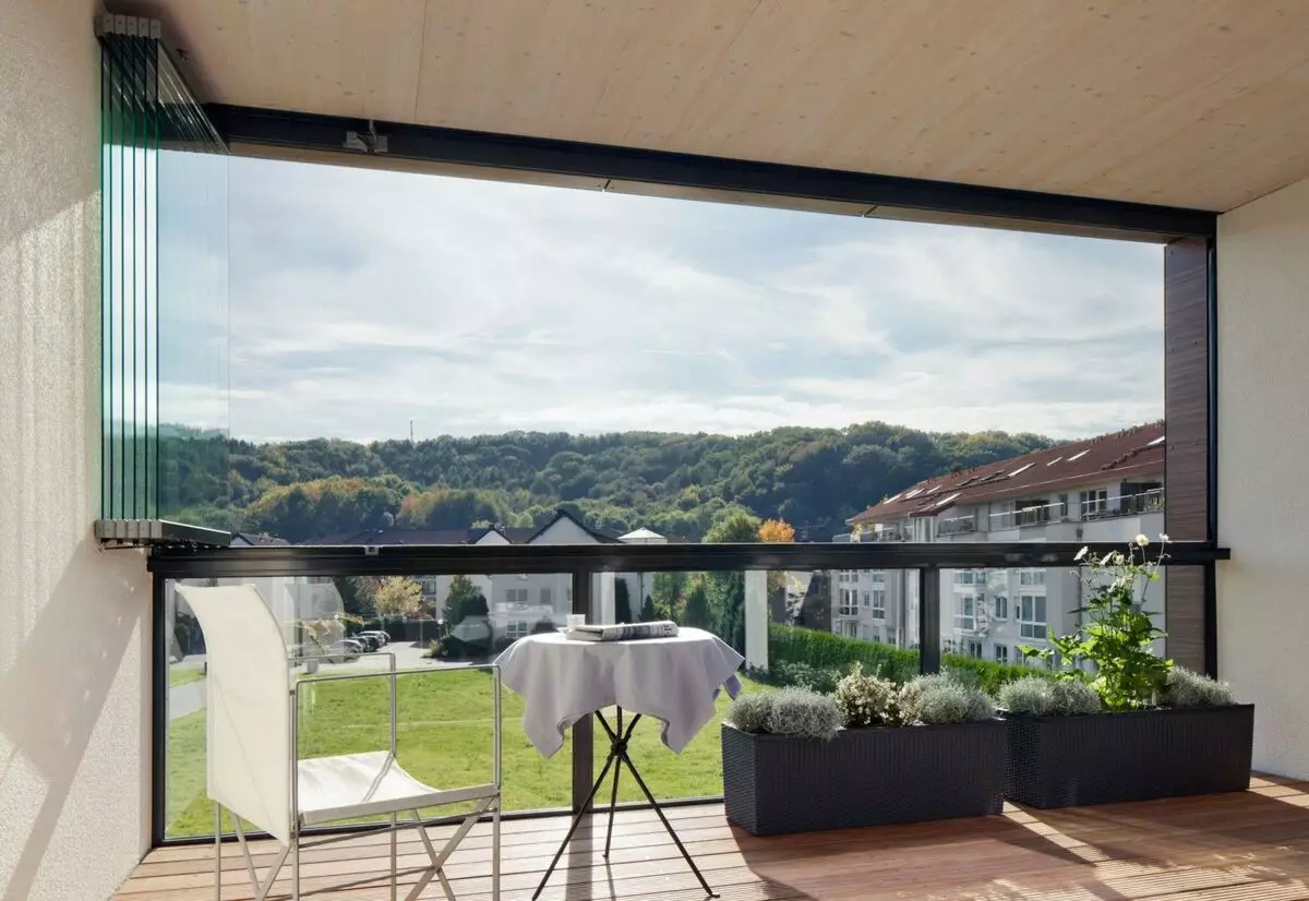 Bez glazura balkona (32 fotografije): prednosti i kontra glaziranja balkona bez okvira. Značajke tehnologije 21355_18