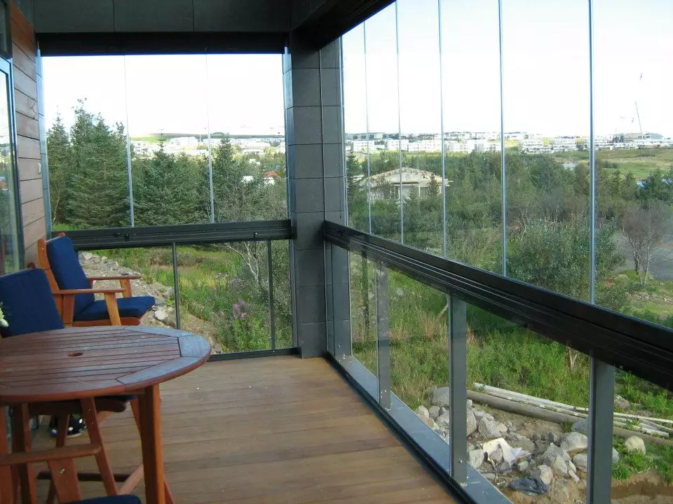 Bez glazura balkona (32 fotografije): prednosti i kontra glaziranja balkona bez okvira. Značajke tehnologije 21355_19
