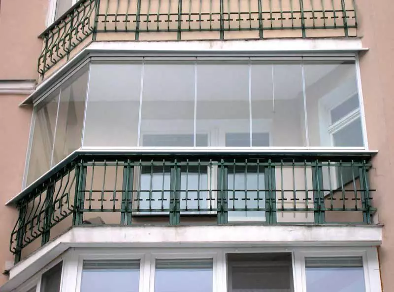 Без облицова застаклување на балкони (32 фотографии): добрите и лошите страни на стаклени балкони без рамки. Карактеристики на технологијата 21355_21