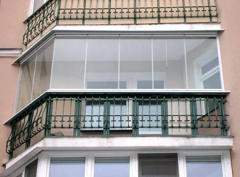 Frameless gwydr balconïau (lluniau 32): manteision ac anfanteision gwydro balconïau heb fframiau. Nodweddion technoleg 21355_21