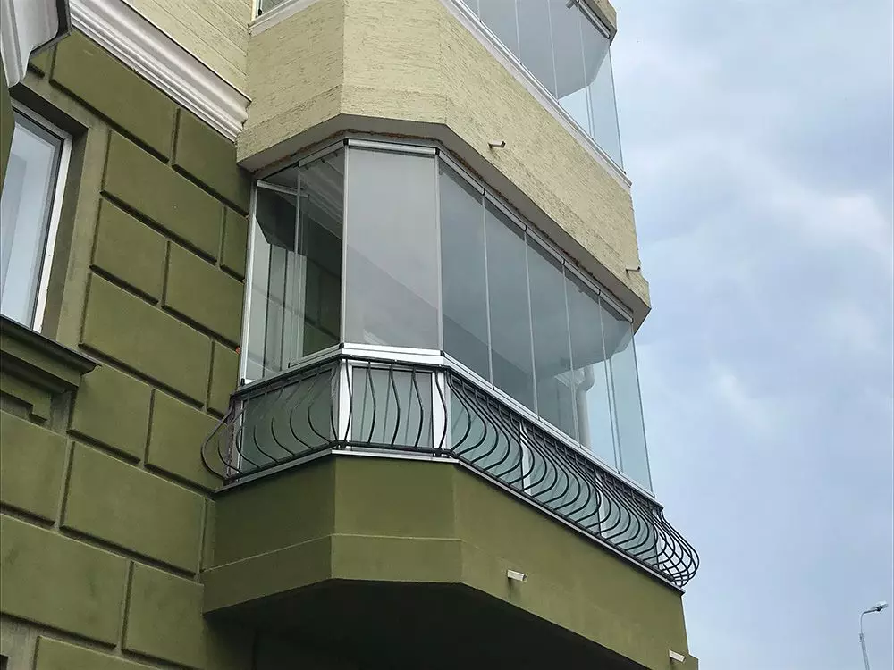 Vetratura frameless dei balconi (32 foto): Pro e contro dei balconi vetri senza fotogrammi. Caratteristiche della tecnologia. 21355_23