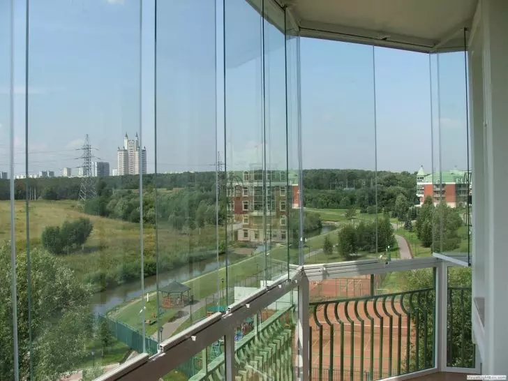 Balkonun çerçevesiz camları (32 fotoğraf): Çerçeveler olmadan cam balkonların artıları ve eksileri. Teknolojinin Özellikleri 21355_24