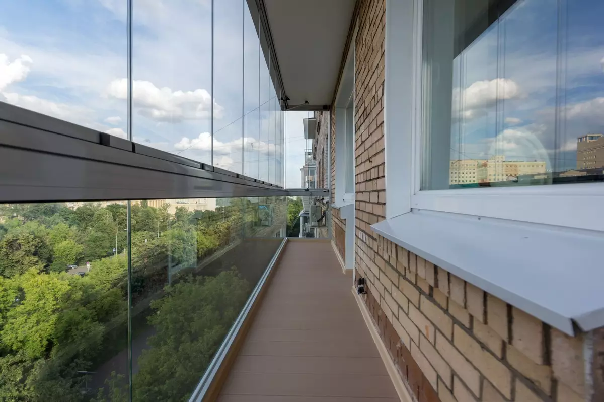 Glazur bingkai balkon (32 foto): Pro dan kontra balkon kaca tanpa bingkai. Fitur Teknologi 21355_28