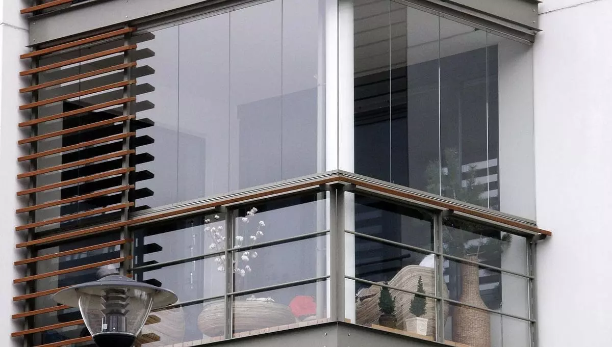 Bez glazura balkona (32 fotografije): prednosti i kontra glaziranja balkona bez okvira. Značajke tehnologije 21355_3