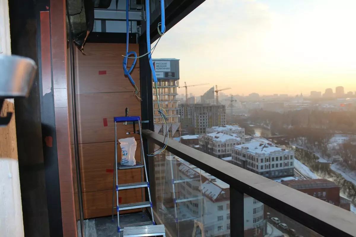 Bezrámové zasklení balkonů (32 photos): Pros a nevýhody zasklívacích balkonů bez rámů. Vlastnosti technologie 21355_30