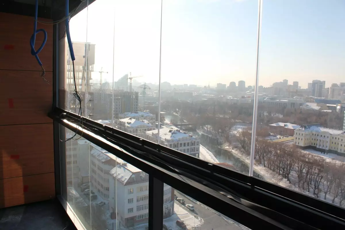 Balkonun çerçevesiz camları (32 fotoğraf): Çerçeveler olmadan cam balkonların artıları ve eksileri. Teknolojinin Özellikleri 21355_32