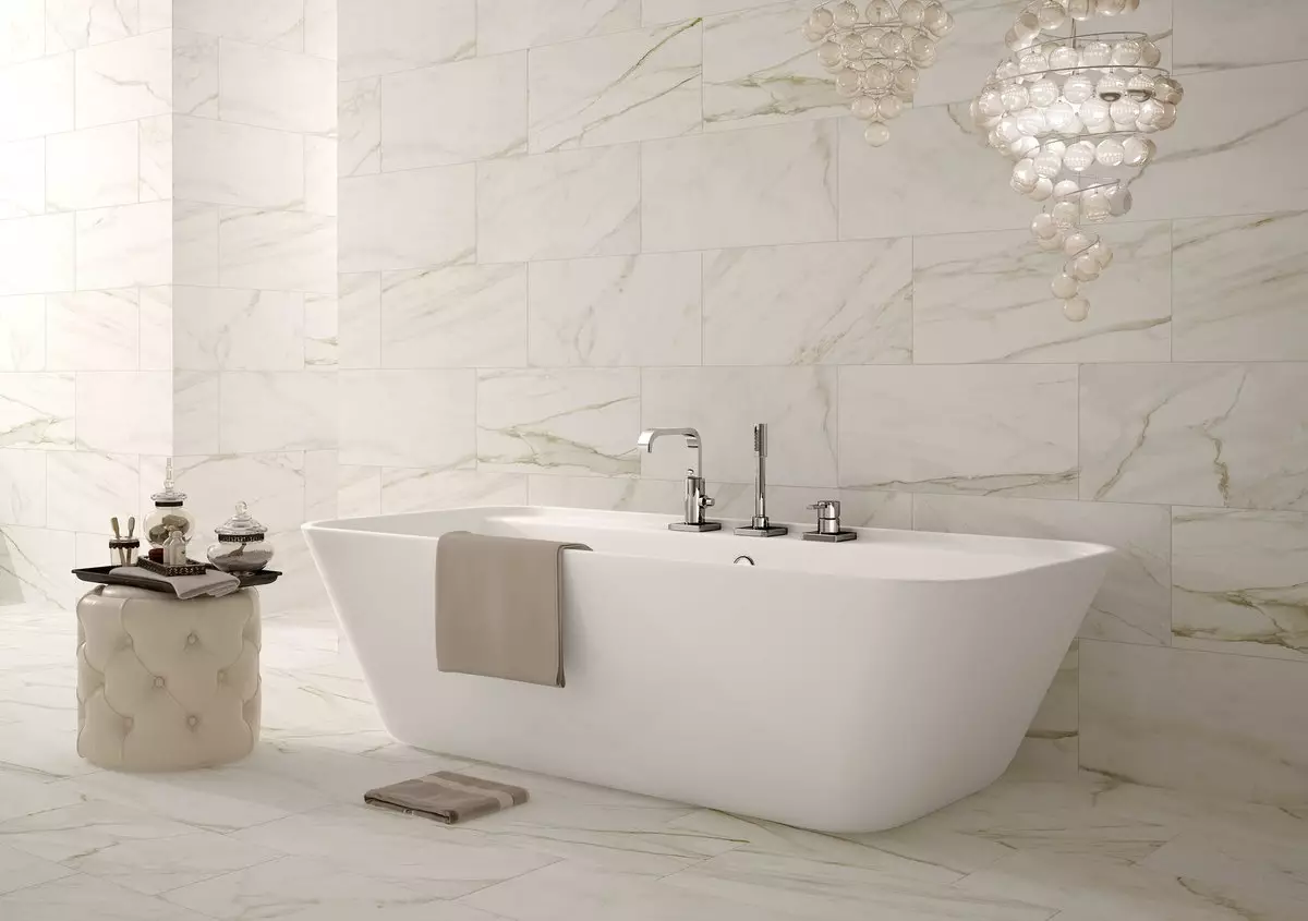 Tuile de marbre pour la salle de bain (54 photos): carreaux de céramique sous la salle de bains en marbre, conception de carreaux de marbre blanc et vert à l'intérieur, autres options 21357_18