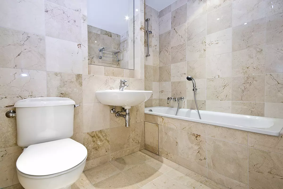 Mramorové obklady do kúpeľne (54 fotografií): keramická dlažba pod mramorovou kúpeľňou, Design biele a zelené mramorové obklady v interiéri, ďalšími možnosťami 21357_26