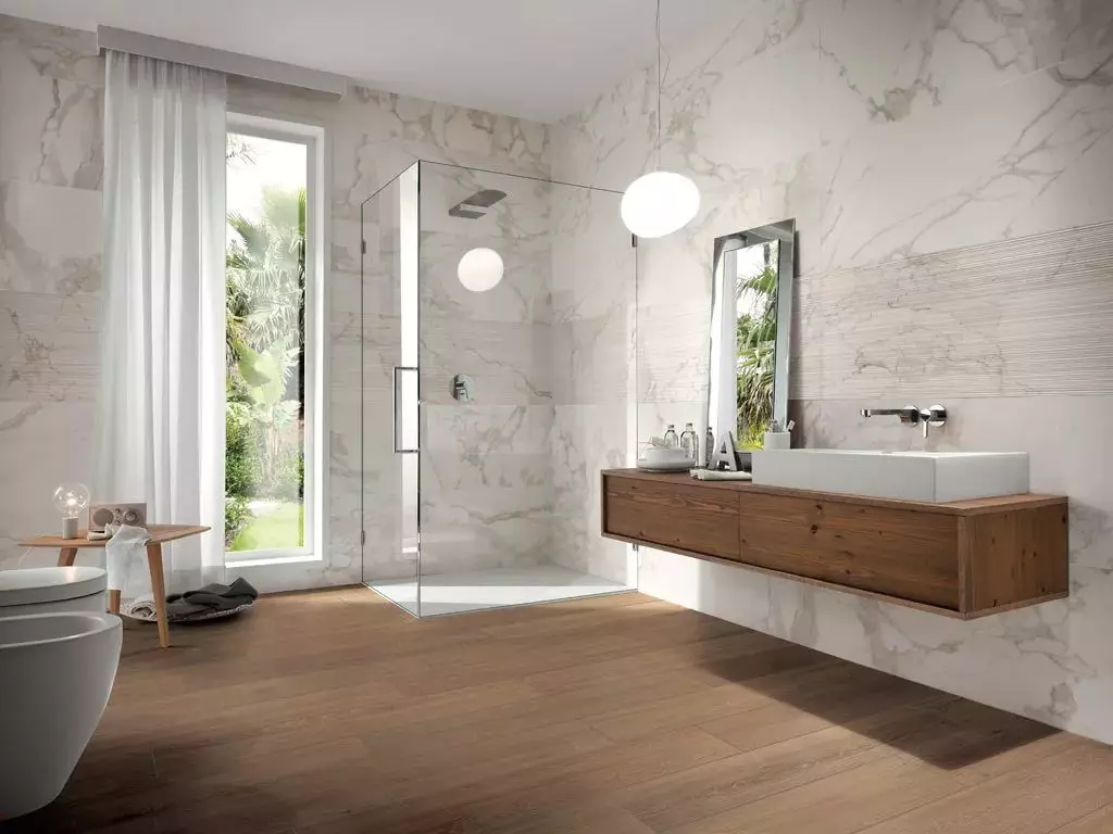 Tuile de marbre pour la salle de bain (54 photos): carreaux de céramique sous la salle de bains en marbre, conception de carreaux de marbre blanc et vert à l'intérieur, autres options 21357_33