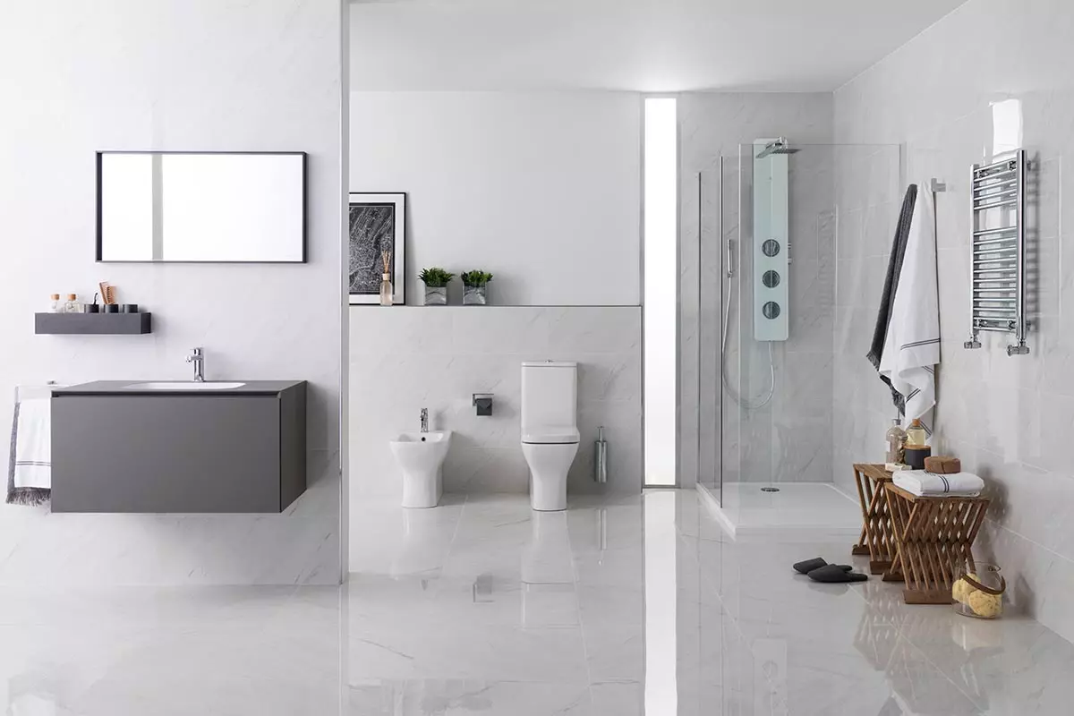 Mramorové obklady do kúpeľne (54 fotografií): keramická dlažba pod mramorovou kúpeľňou, Design biele a zelené mramorové obklady v interiéri, ďalšími možnosťami 21357_38