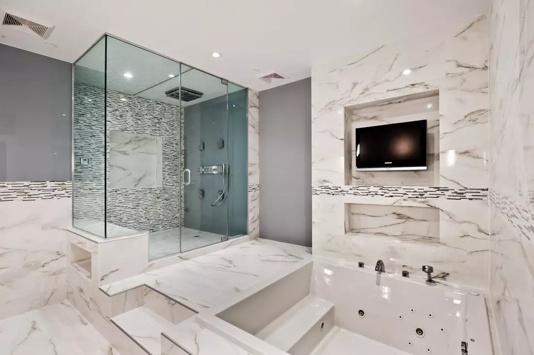适用于浴室的大理石瓷砖（54张照片）：大理石浴室下的瓷砖，白色和绿色大理石瓷砖设计内部，其他选择 21357_41