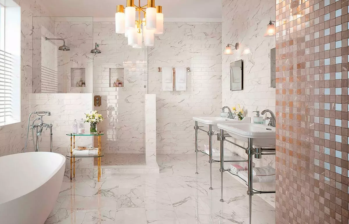Marmora flīzes vannas istabai (54 fotogrāfijas): keramikas flīzes zem marmora vannas istabas, dizains baltas un zaļās marmora flīzes interjerā, citas iespējas 21357_5