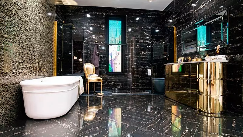 Marmora flīzes vannas istabai (54 fotogrāfijas): keramikas flīzes zem marmora vannas istabas, dizains baltas un zaļās marmora flīzes interjerā, citas iespējas 21357_52