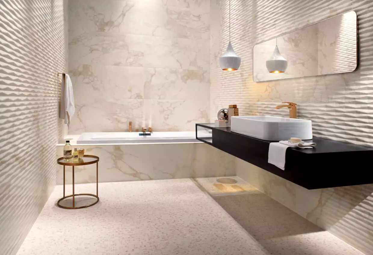 Marmora flīzes vannas istabai (54 fotogrāfijas): keramikas flīzes zem marmora vannas istabas, dizains baltas un zaļās marmora flīzes interjerā, citas iespējas 21357_53