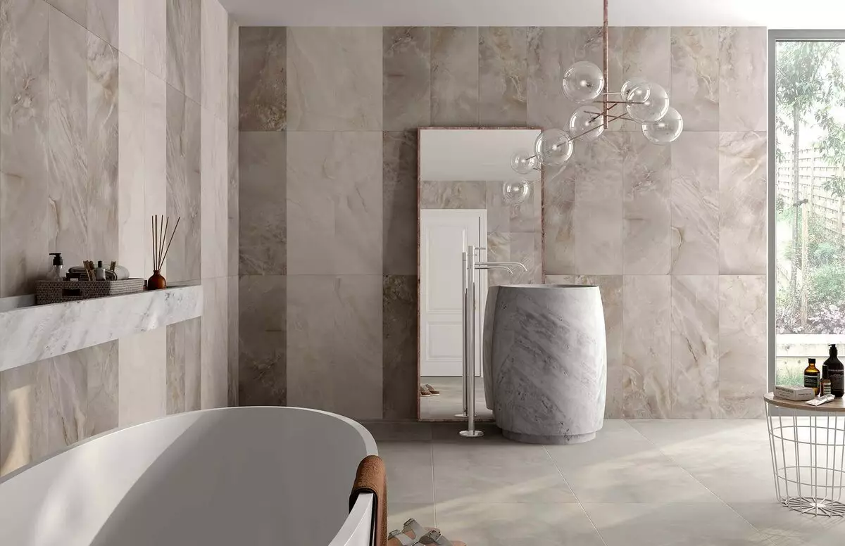 Marmora flīzes vannas istabai (54 fotogrāfijas): keramikas flīzes zem marmora vannas istabas, dizains baltas un zaļās marmora flīzes interjerā, citas iespējas 21357_6