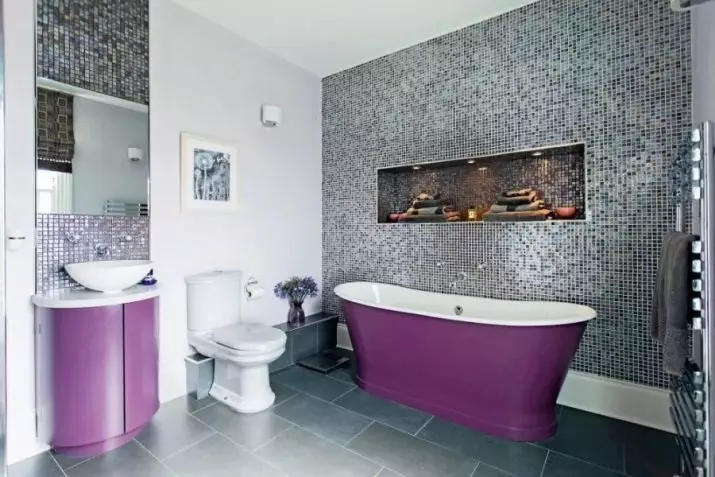 Tile mozaik za kopalnico (125 fotografij): Oblika prostora z mozaičnimi ploščicami na tleh, samolepilne ploščice v notranjosti, keramične in plastične, steklene ploščice in druge možnosti 21358_101