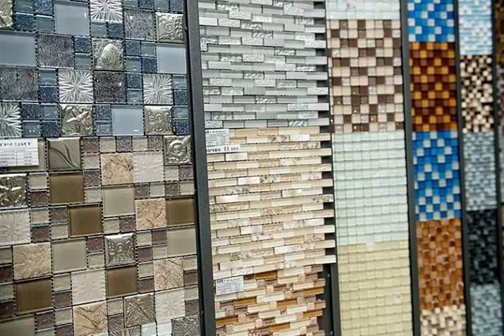 Tile mozaik za kopalnico (125 fotografij): Oblika prostora z mozaičnimi ploščicami na tleh, samolepilne ploščice v notranjosti, keramične in plastične, steklene ploščice in druge možnosti 21358_106